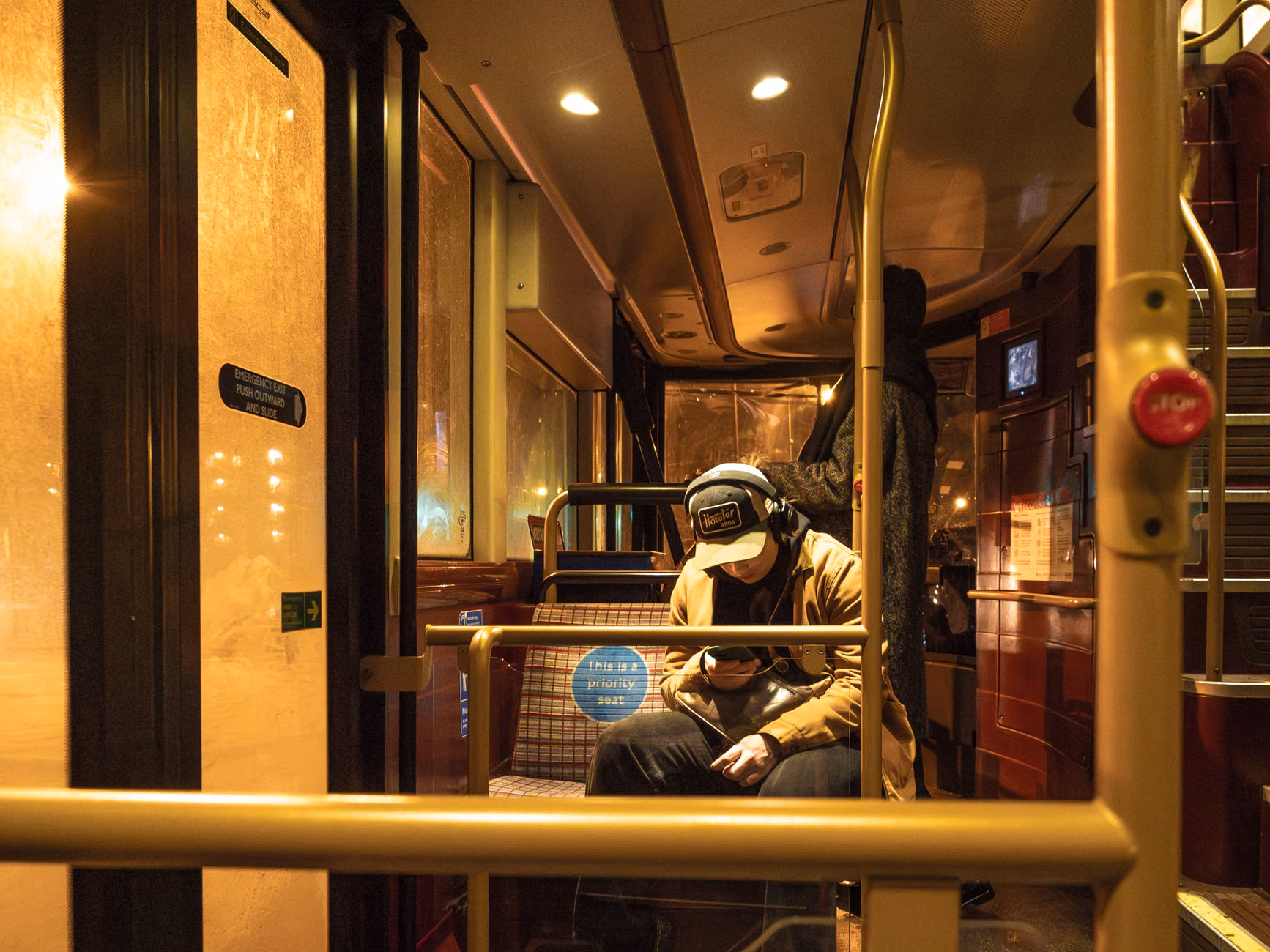 Navigating Public Transport in 2026: New Global Accessibility Standards You Need to Know 2 The interior of a low-floor, accessible city bus featuring priority seating and clear, safe pathways.