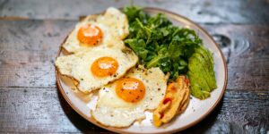 A healthy, balanced meal featuring iron-rich ingredients on a wooden table.