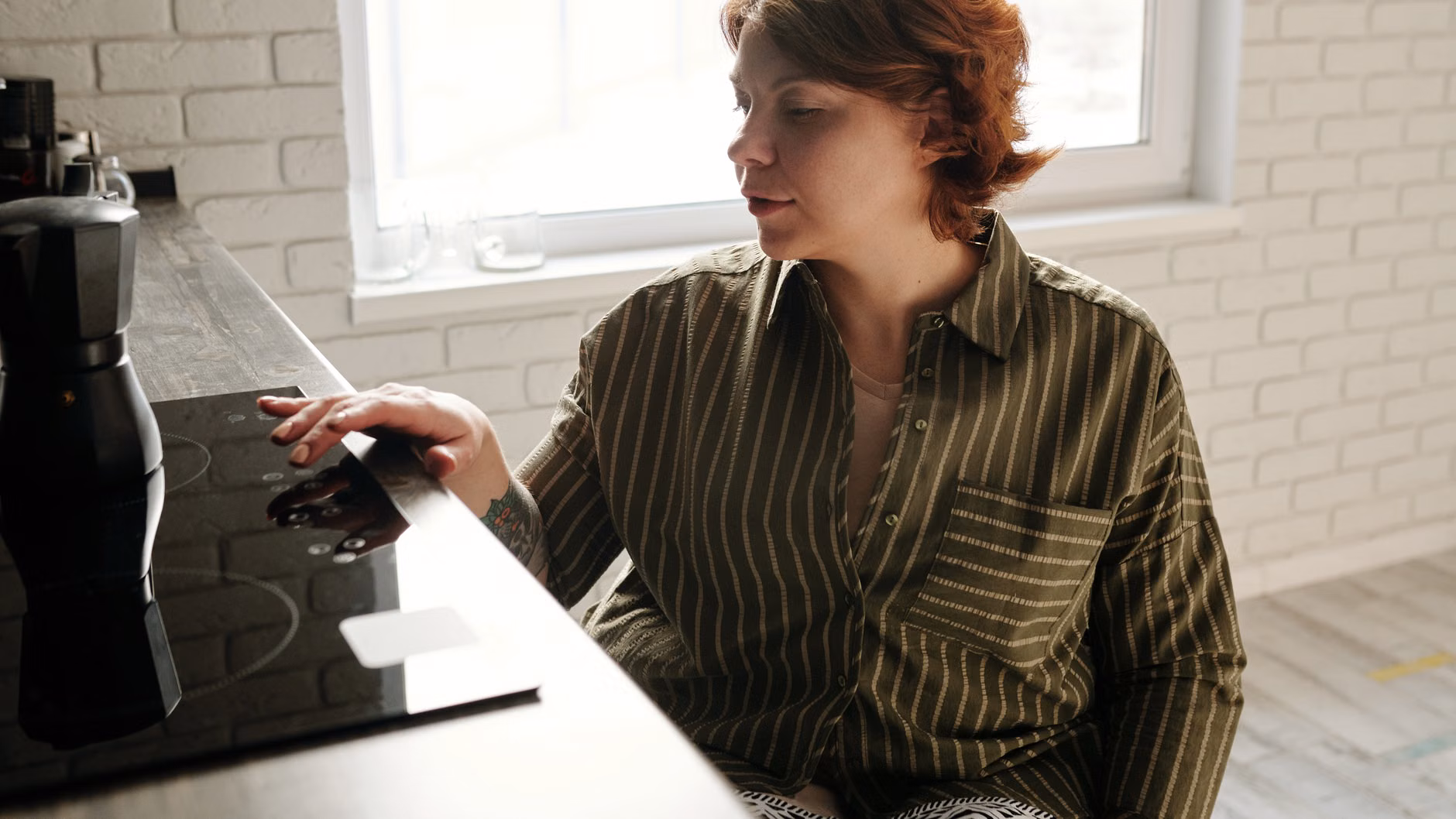 2026 Home Safety: How Voice-Controlled Technology Enhances Independence 1 An older adult safely operating a kitchen appliance with voice commands.