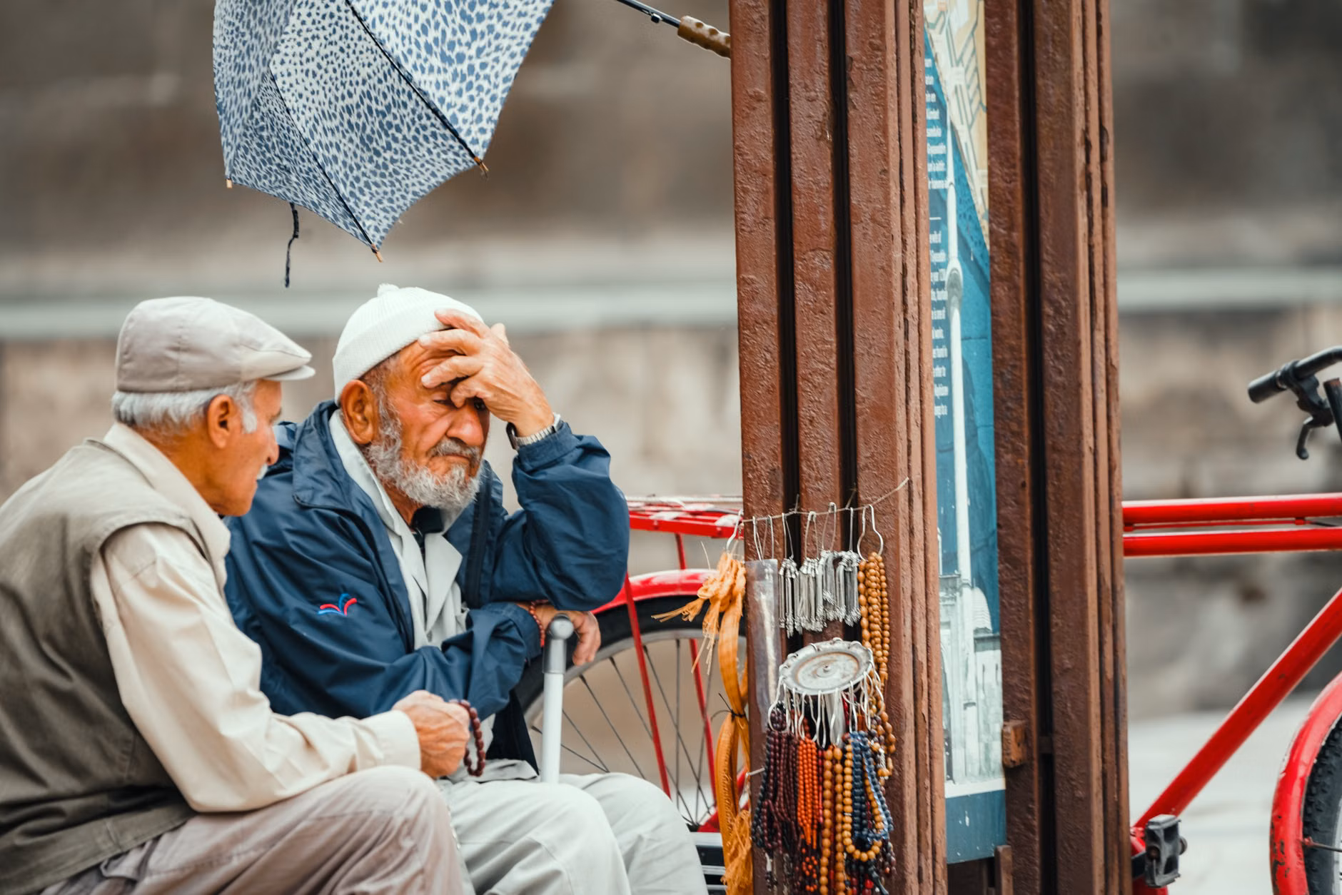 Travel Confidence: Mastering Digital Translation Tools for Senior Travelers 2 A senior traveler communicating with a local merchant using a translation app.