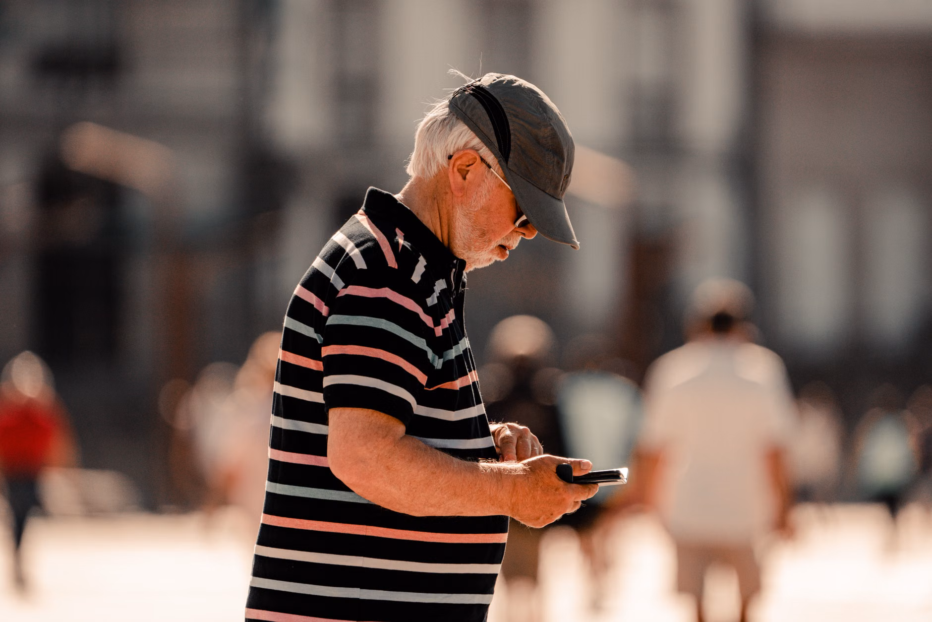 Mastering Offline Maps: A Traveler's Guide to Digital Independence 2 A senior traveler navigating a city street using an offline map on their mobile device.