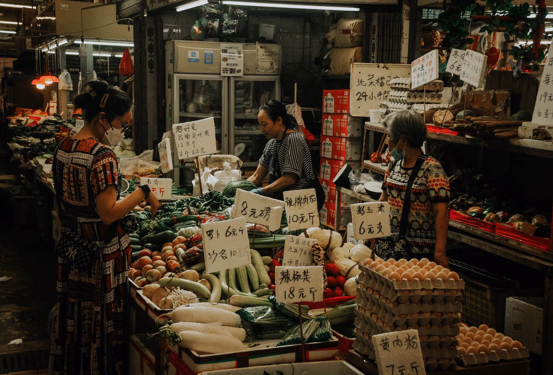 A variety of fresh vegetables and eggs known for high lutein content.
