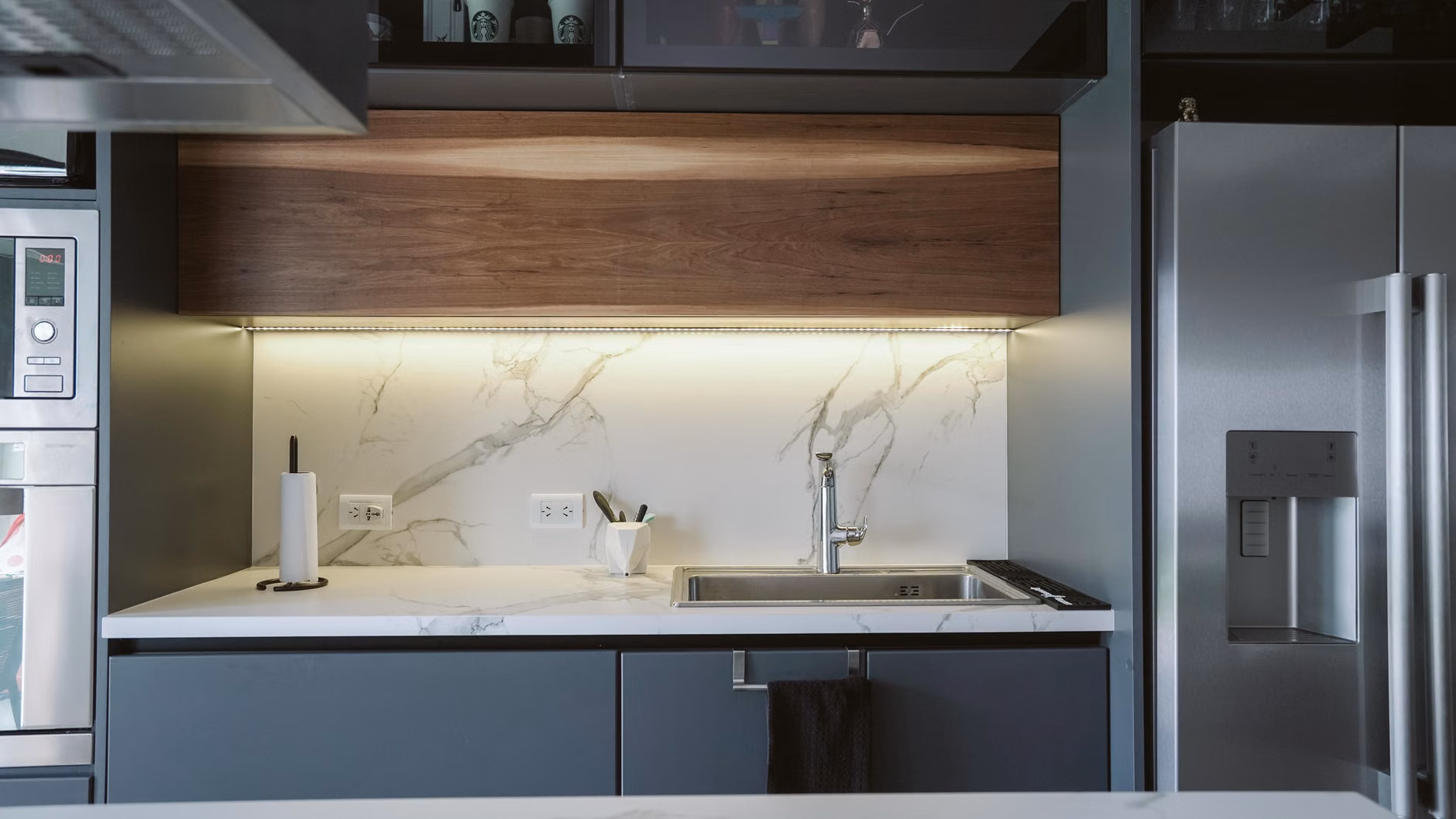 2026 Global Trends in Age-Inclusive Lighting: A Practical Guide for Your Home 2 A kitchen workspace featuring shadow-free, high-intensity LED under-cabinet lighting.