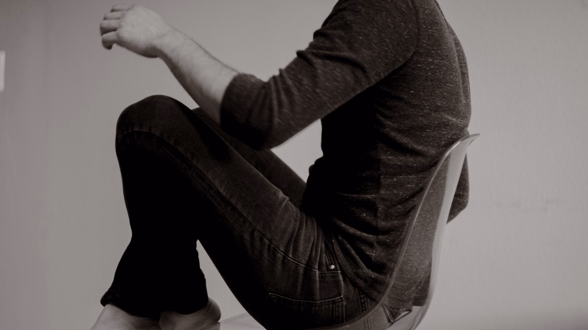 Seated Gluteal Squeezes: A Practical Guide to Pelvic Floor Support for Seniors 2 Correct seated posture with a neutral spine.