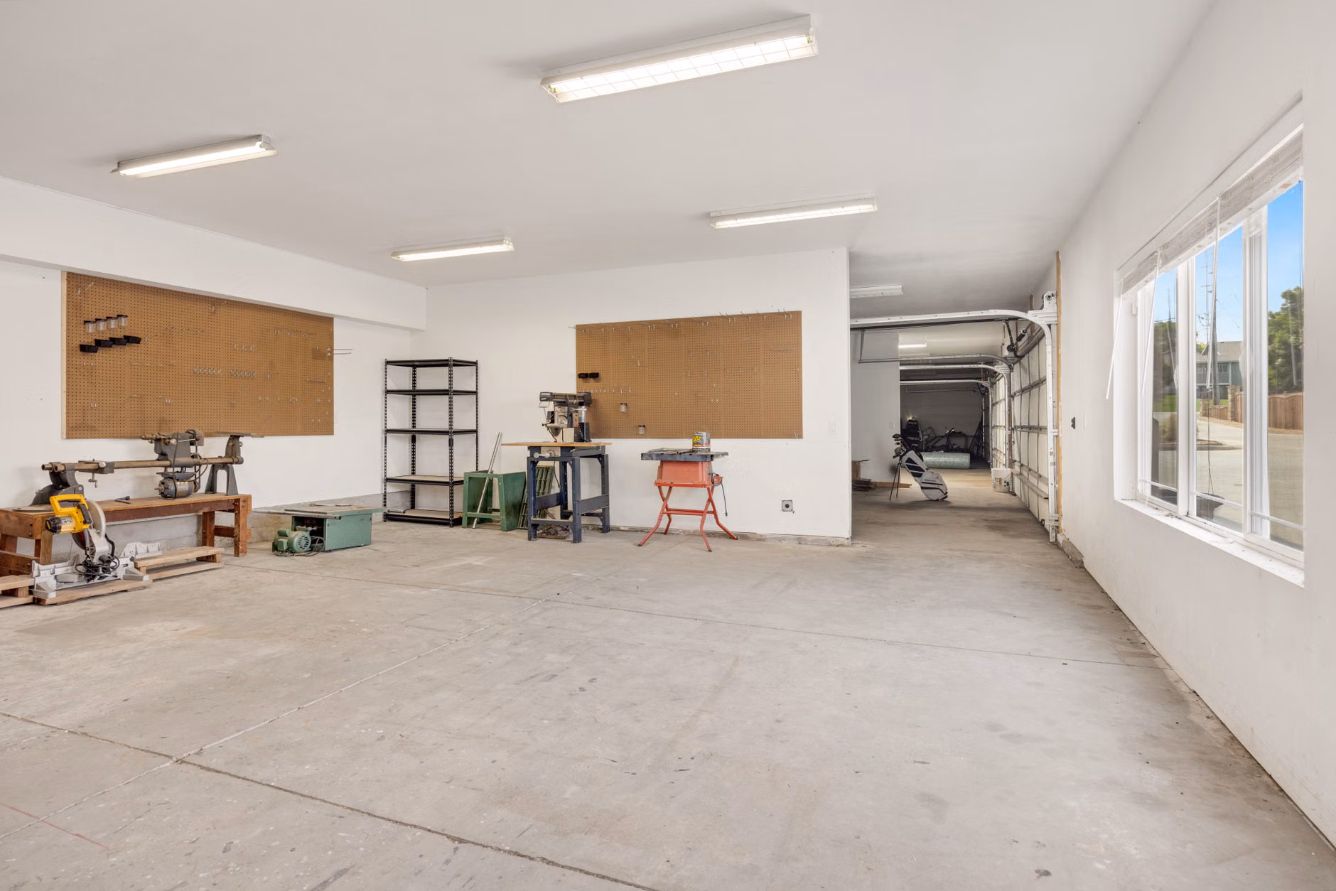 Beyond the Craft: Why Social Exchange Groups Are Vital for Longevity and Connection 2 A clean, accessible, and well-organized craft space designed for senior participation.