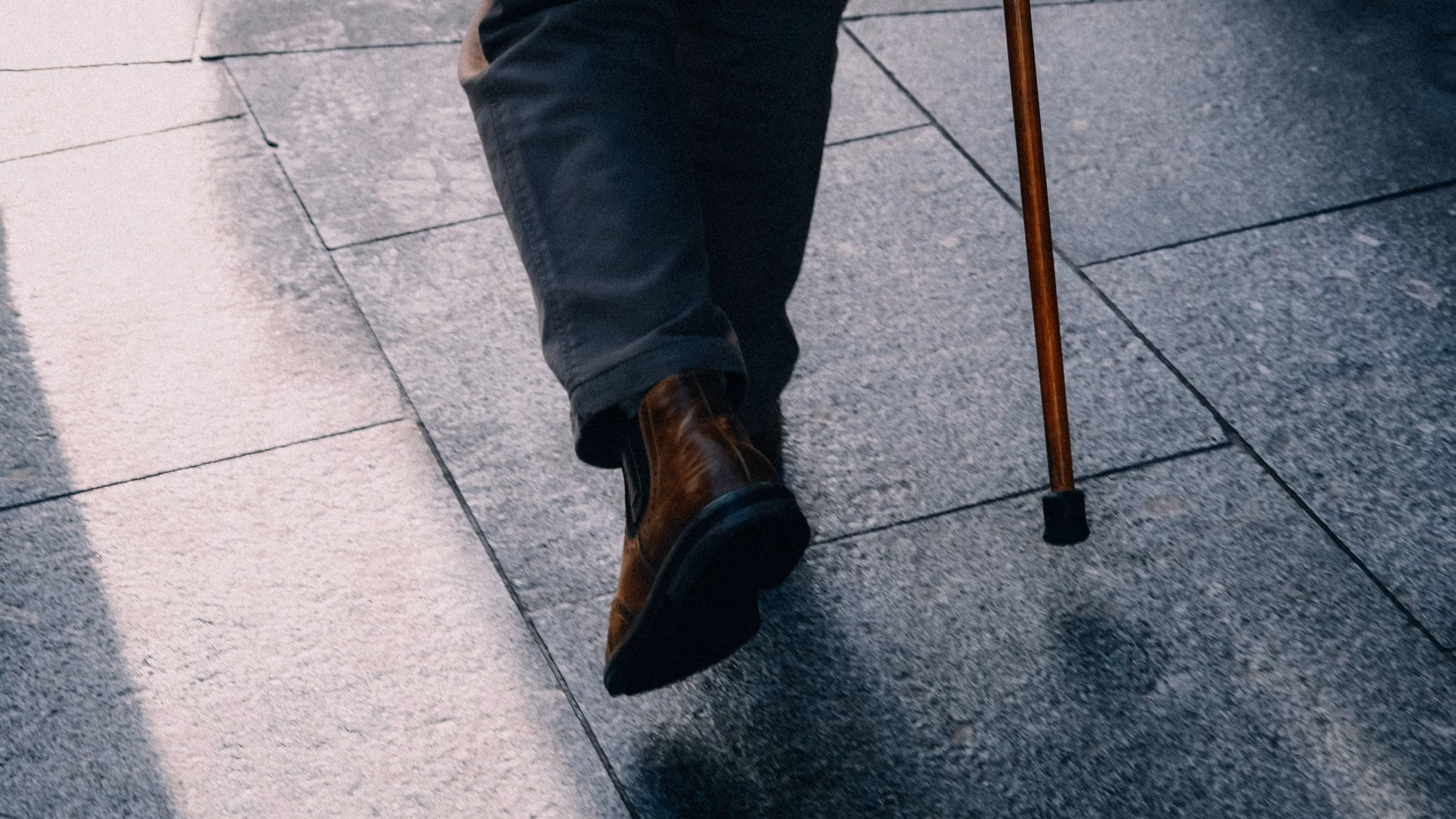Supportive walking shoes and a foldable cane for stable mobility during travel.