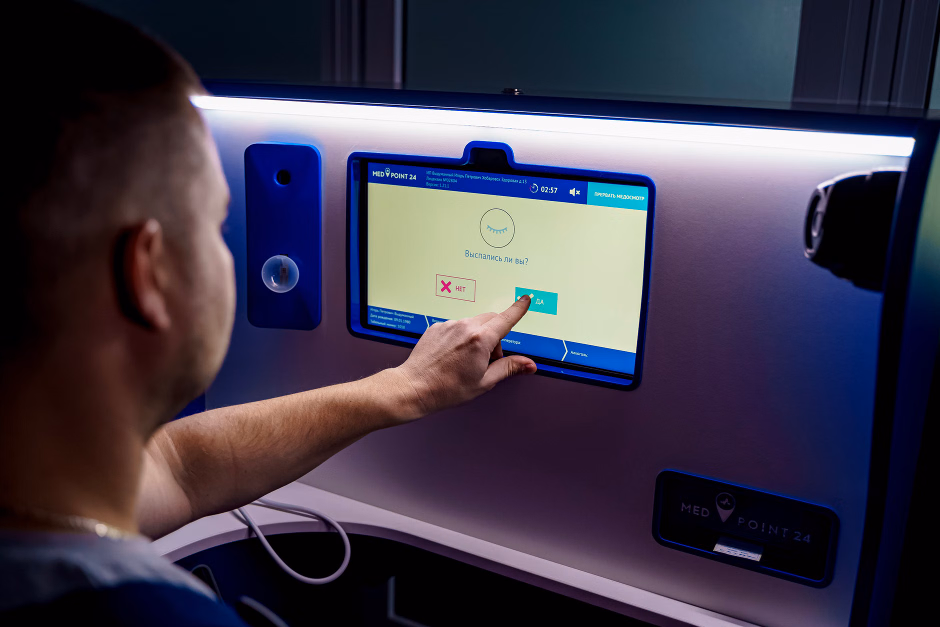 Public Transport Digital Ticketing in 2026: A Practical Guide for Seniors 3 Traveler interacting with an accessible self-service digital transit kiosk.