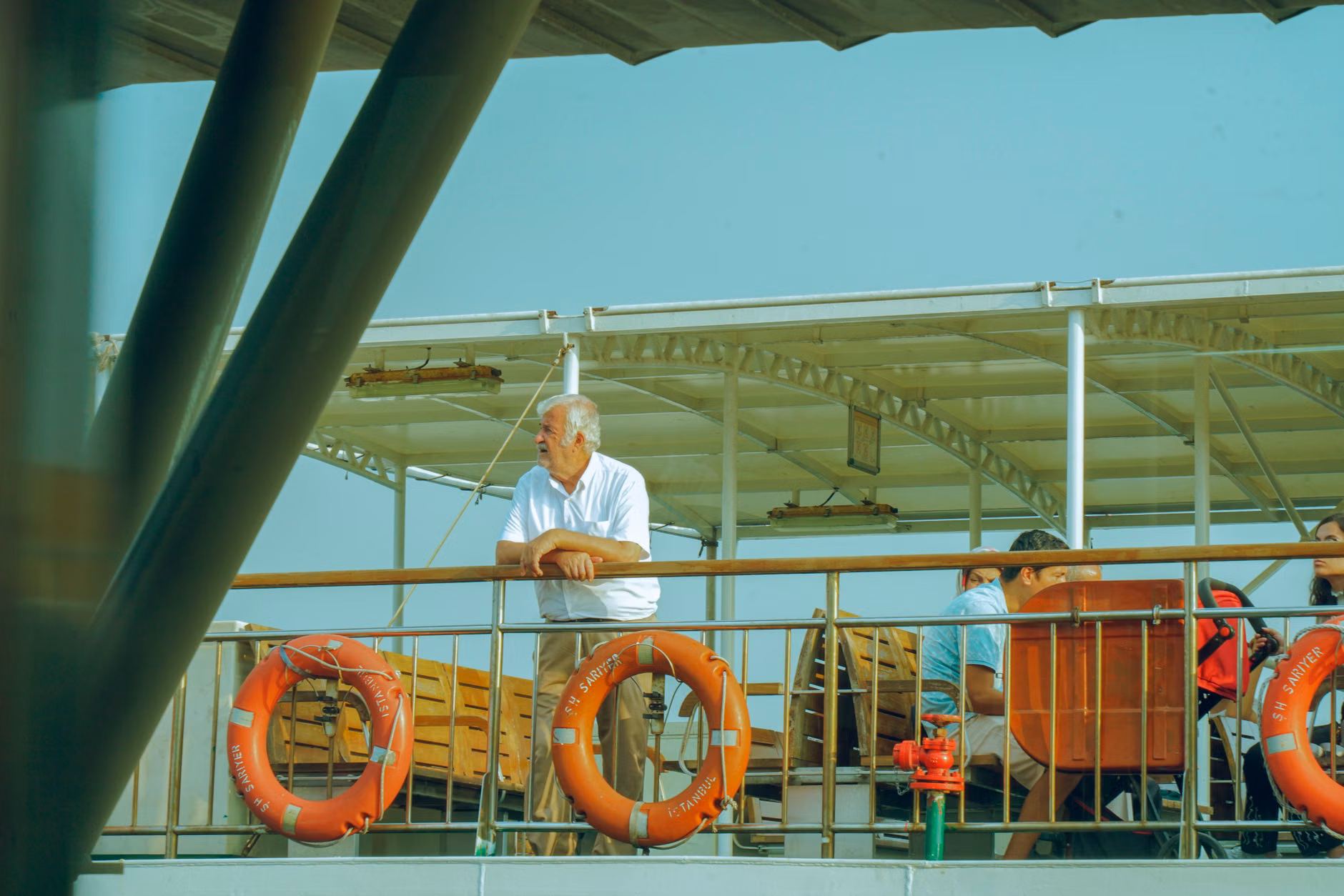 Mastering Humid River Cruises: A Senior Traveler’s Guide to Comfort and Health 3 A senior traveler relaxing on a comfortable, accessible cruise deck.