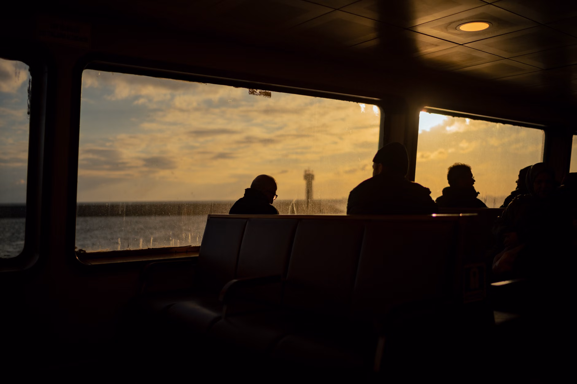 Selecting the Right Cabin for Senior-Friendly River Cruises: A Practical Guide 3 A comfortable seating area inside a river cruise cabin with a view of the river.