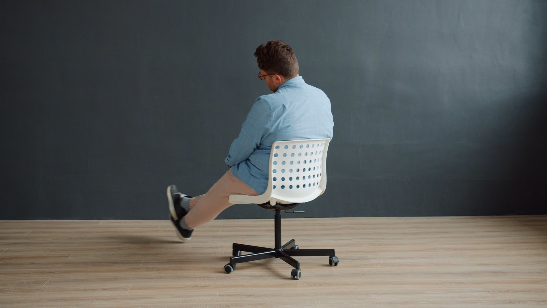 Demonstration of controlled arm circles while seated.