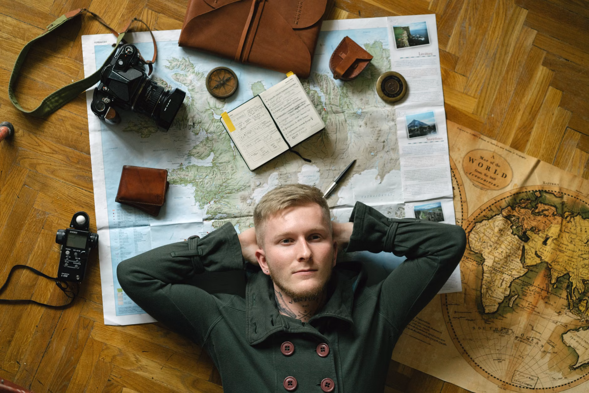 The Minimalist’s Guide to Light-Rail City Tours: A Senior-Friendly Packing Strategy 1 Essential, lightweight travel items laid out for a senior traveller.
