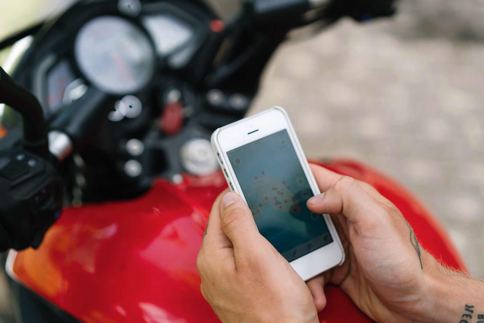 Mastering Accessible Travel: A Comprehensive Guide to Stress-Free Exploration 1 A senior traveler checking an accessibility map on a smartphone.