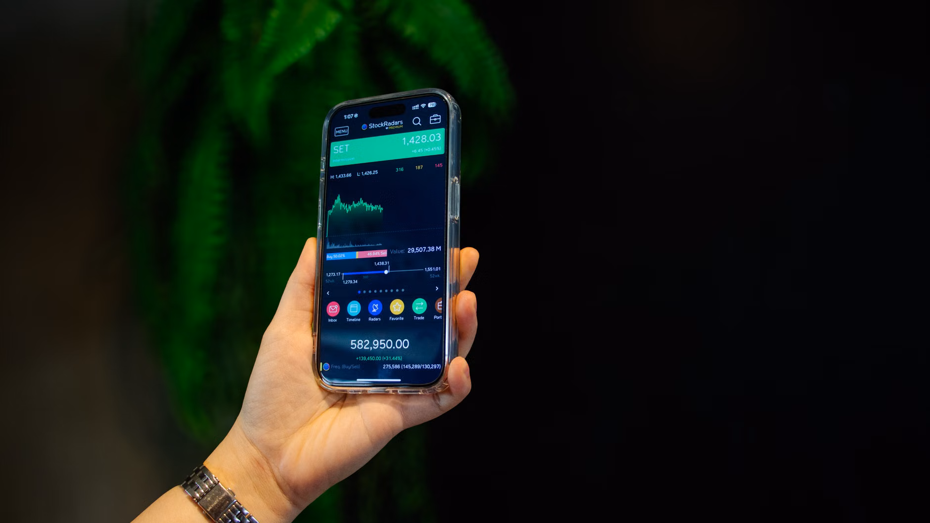 Bridging the Language Gap: A Practical Guide to Using Digital Voice Translators at Market Stalls 1 Close-up of a smartphone screen showing a real-time translation app interface.