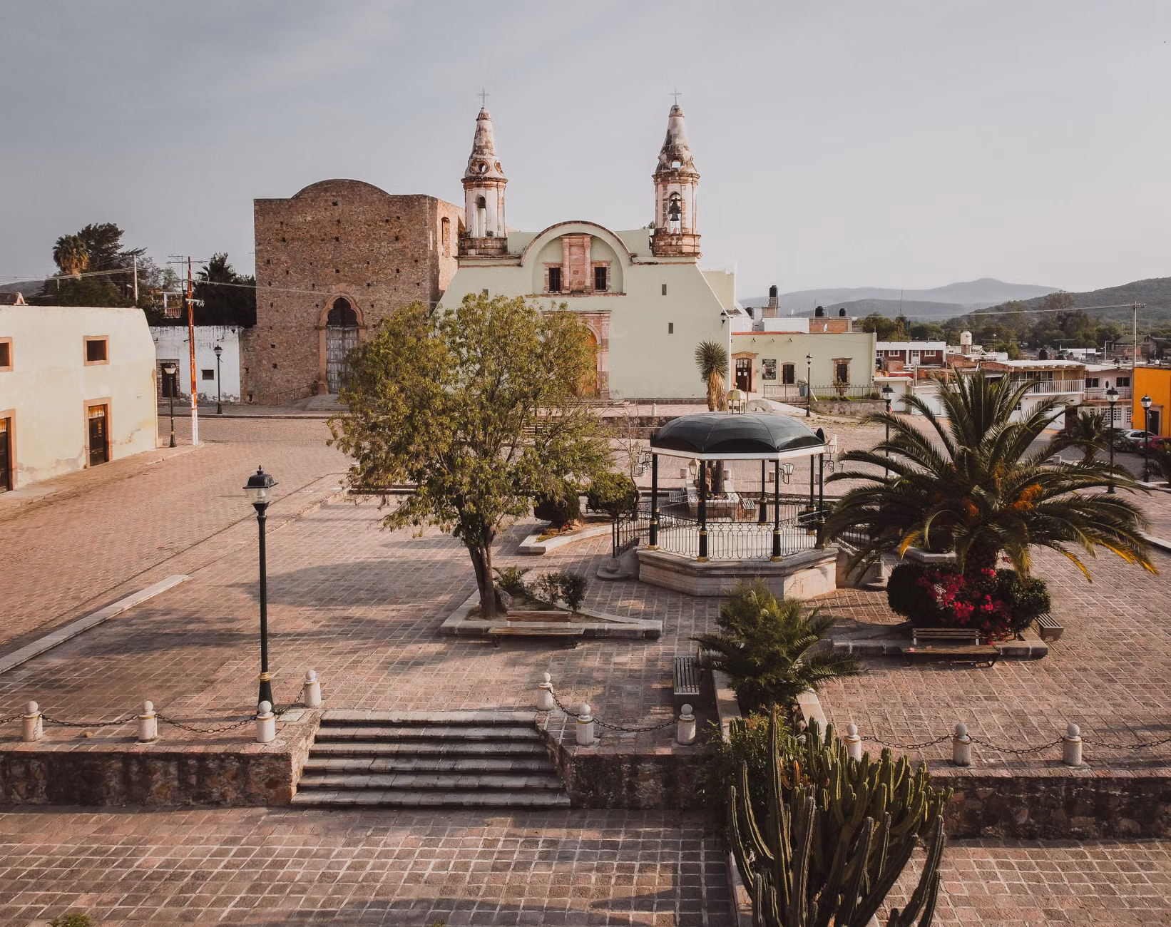 The Senior Traveler’s Guide to Accessible Historic Plaza Cafes: Planning for Comfort and Culture 2 A clear, accessible pathway leading through a historic city plaza.