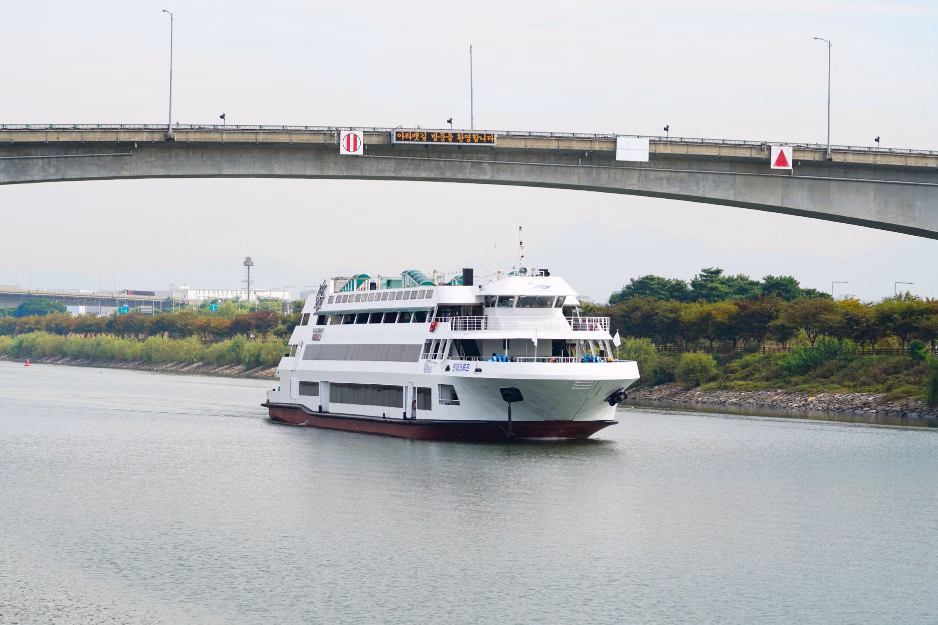 Minimalist Packing for River Cruises: A Guide for Stress-Free Senior Travel 2 A senior traveler navigating a cruise ship with a lightweight spinner suitcase.