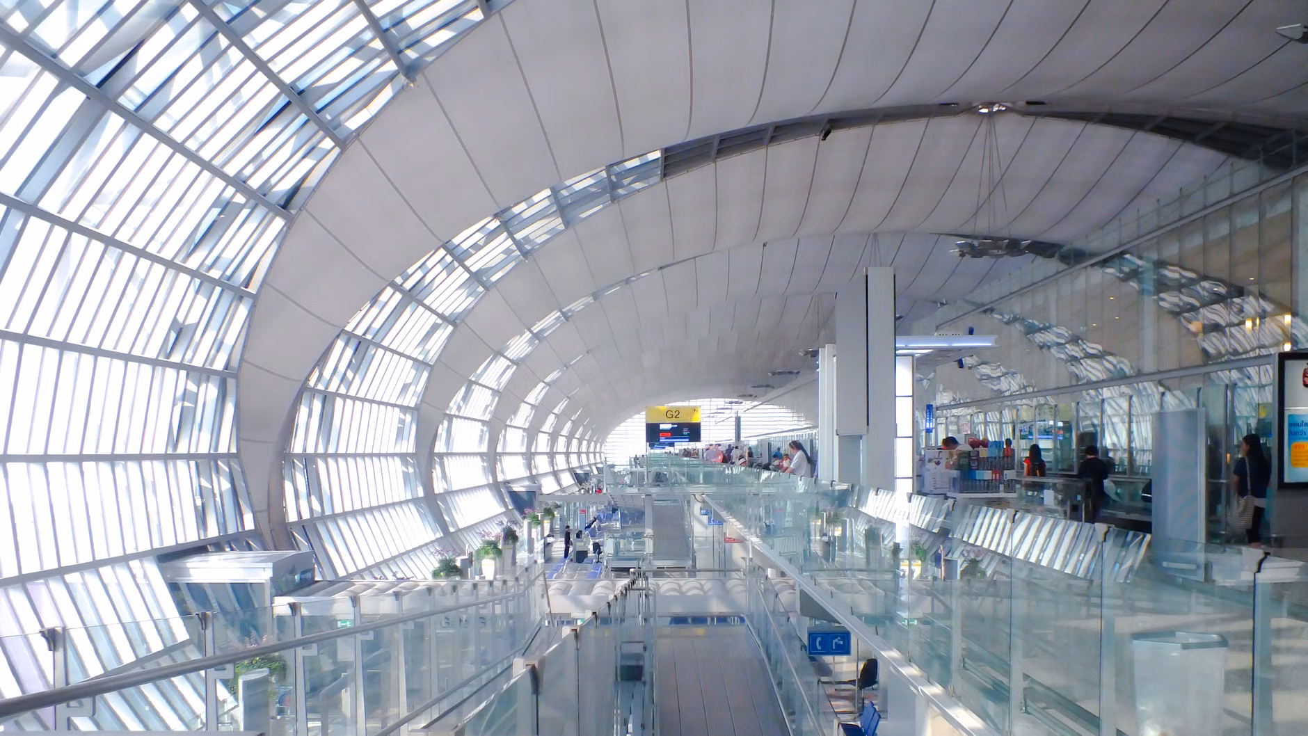 Mastering Accessible Travel: A Comprehensive Guide to Senior-Friendly Exploration 2 A bright, accessible airport terminal with wide walkways.
