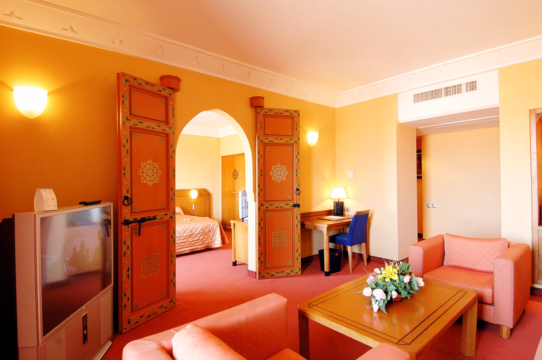 The Senior Traveler’s Guide to Accessible Hot-Spring Resorts: Planning for Safety and Comfort 3 A spacious, mobility-friendly hotel room interior.