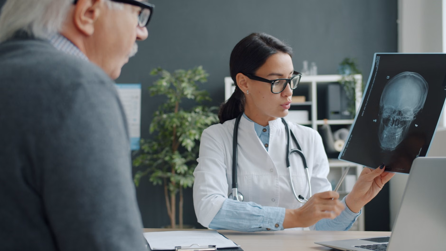 Vitamin B12: A Practical Guide to Supporting Cognitive and Nerve Health After 60 3 An older adult having a constructive conversation with a doctor about their health.