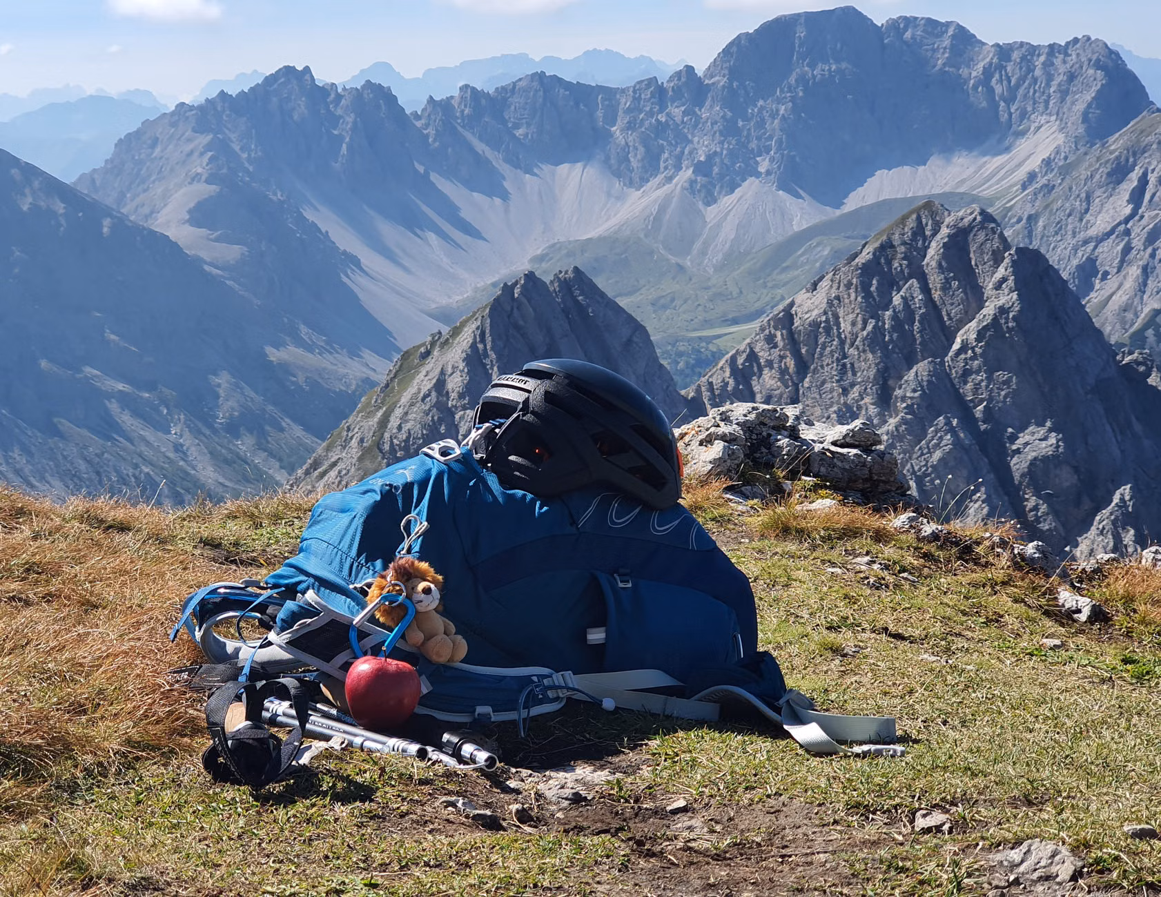 Minimalist Packing for High-Altitude Travel: A Mobility-First Guide for Seniors 3 Hydration essentials for high-altitude travel.