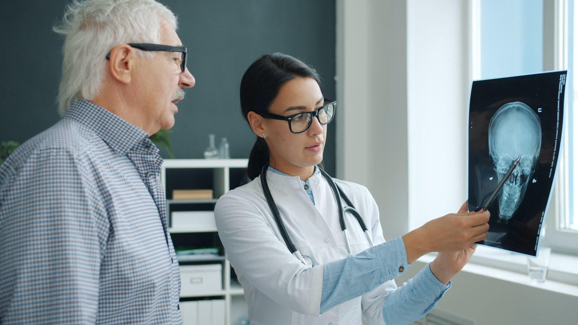 Navigating the 2026 Digital Health Standards: What Older Adults Need to Know 3 A doctor and a senior patient discussing health data on a digital device.