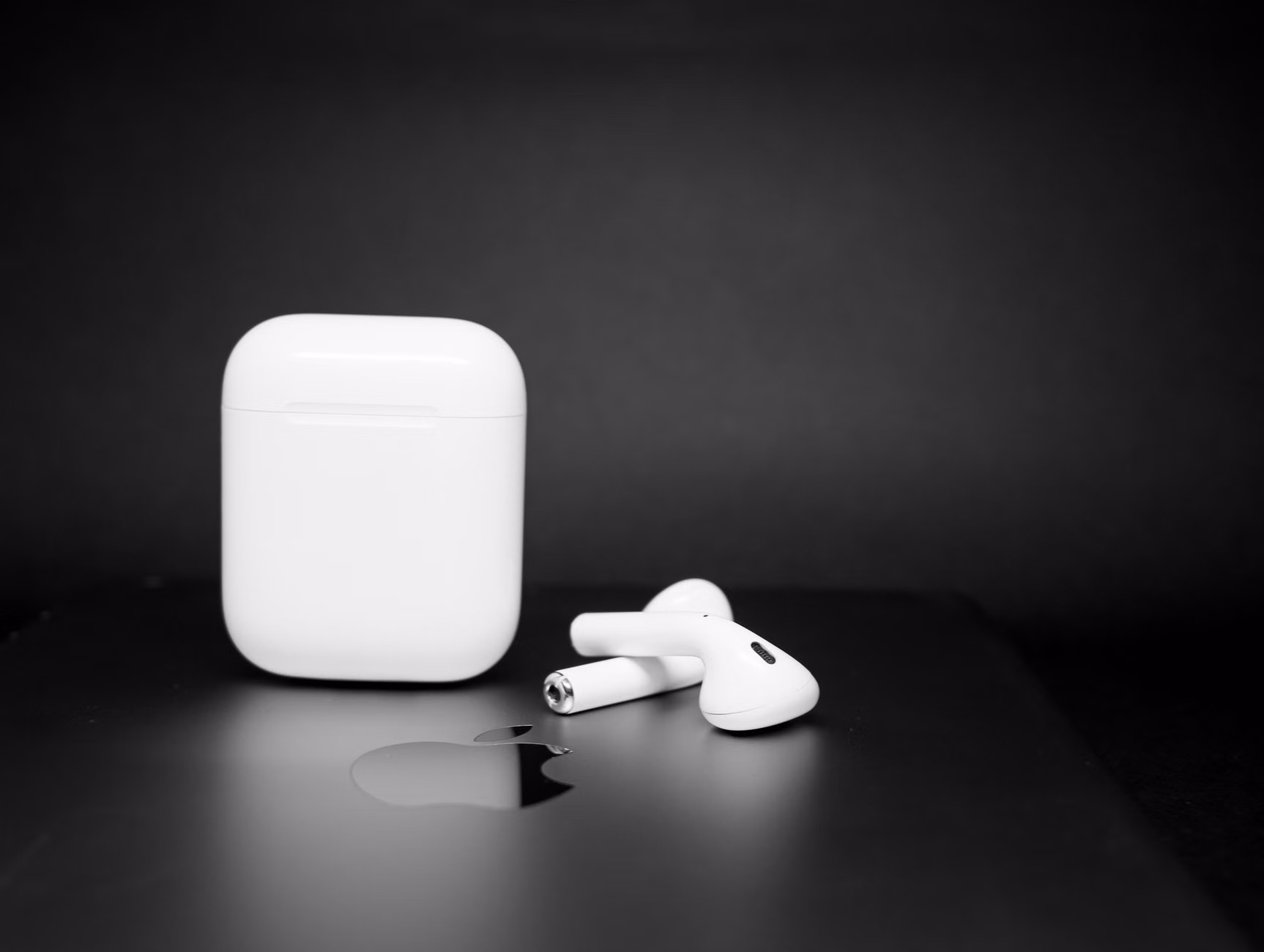 2026 Voice-to-Text Advancements: How New Public Emergency Alerts Protect Seniors with Hearing Loss 3 Modern hearing aids on a charging dock next to a tablet used for emergency text alerts.