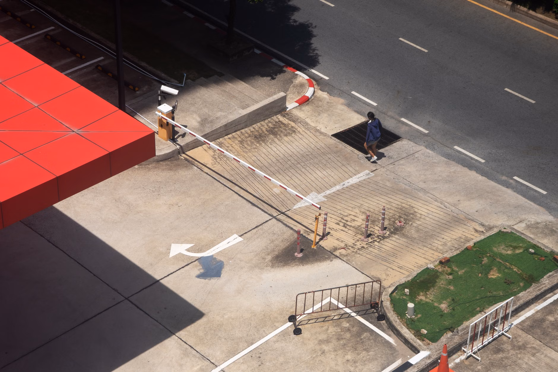 2026 Global Sidewalk Standards: What New Tactile Indicators Mean for Your Mobility 3 An architectural illustration showing the layout of a curb ramp with tactile warning strips.