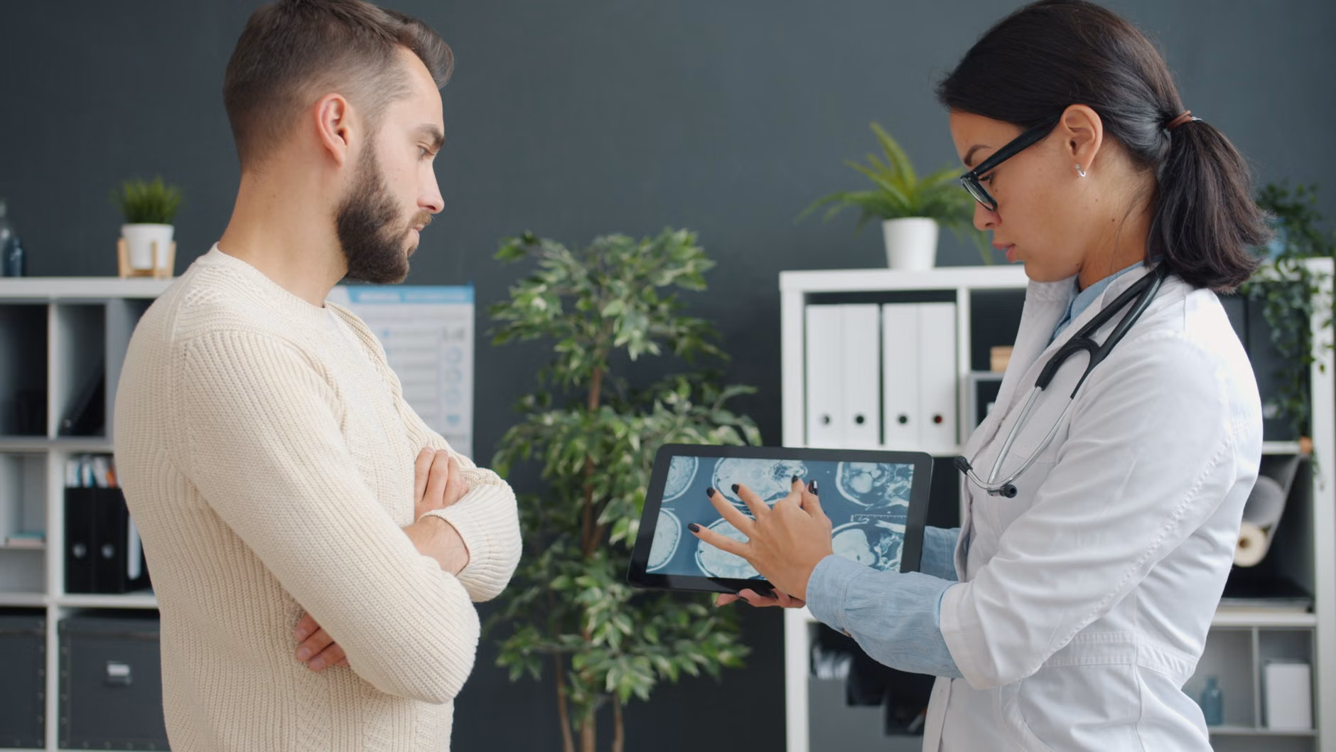 Dietary Folate for Cellular Repair: A Comprehensive Guide to Maintaining Vitality After 60 3 A healthcare professional explaining cellular health to an older patient during a consultation.