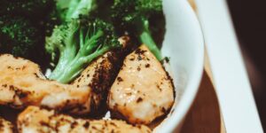 A balanced meal of lean protein and vegetables representing a heart-healthy diet for seniors.