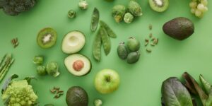 A selection of whole foods rich in dietary silicon like oats and vegetables.