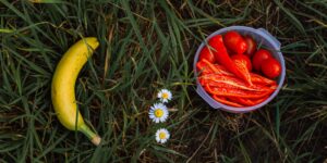 A healthy, vibrant meal featuring fresh produce, representing a potassium-rich diet for heart health.